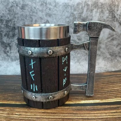 Viking-Inspired Wooden Barrel Beer Mug with Hammer Handle, 600ml Stainless Steel Pint Cup for Bar, Rustic Pub Glass with Nordic Runes